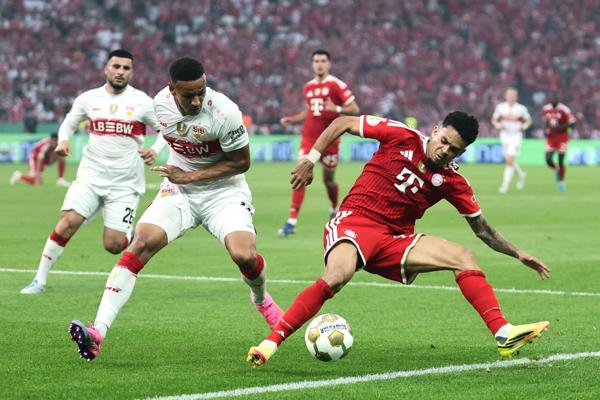 Luca Jaquez del Stuttgart (izq.) en acción contra Luis Díaz del Múnich (der.) durante la final de la Copa de Alemania (DFB) entre el Bayern de Múnich y el VfB Stuttgart en Berlín, Alemania, el 23 de mayo de 2026. (Alemania) EFE/EPA/