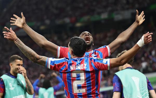Jean-Philippe Mateta (de frente) del Crystal Palace celebra con Daniel Muñoz tras marcar el primer gol durante la final de la UEFA Conference League entre el Crystal Palace y el Rayo Vallecano, en Leipzig, Alemania, el 27 de mayo de 2026. (Alemania) EFE/EPA