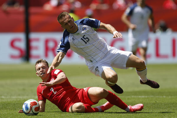 Alistair Johnston (i) de Canadá disputa el balón con Amar Memic de Bosnia y Herzegovina este viernes, en un partido del grupo B del Mundial de la FIFA 2026 entre Canadá y Bosnia y Herzegovina en el estadio BMO Field en Toronto (Canadá). EFE/ Bienvenido Velasco