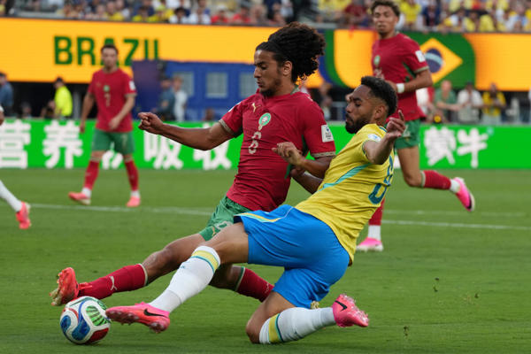 Matheus Cunha (d) de Brasil disputa el balón con Ayyoub Bouaddi de Marruecos este sábado, durante un partido del grupo C del Mundial de la FIFA 2026 entre Brasil y Marruecos en el estadio MetLife en Nueva Jersey (Estados Unidos). EFE/ Ángel Colmenares