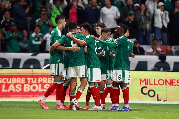 Jugadores de la selección mexicana, celebrando un título en un partido antes del Mundial. Foto EFE 