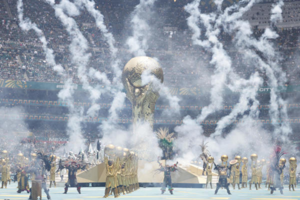  Artistas se presentan en la inauguración del Mundial de la FIFA 2026 este jueves, en el estadio Ciudad de México (México). EFE/ Sashenka Gutiérrez