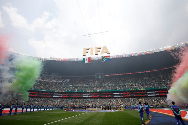 Además de la expectativa que generan los equipos locales, el segundo día de competencia permitirá ver en acción a selecciones que aspiran a convertirse en protagonistas del campeonato y que llegan con la obligación de sumar puntos desde su estreno. Foto EFE