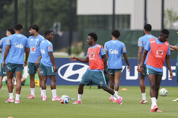 Vinicius Jr, Endrick, Lucas Paquetá, entre otros jugadores de la selección brasileña, entrenando antes del partido frente a Marruecos. Foto EFE 