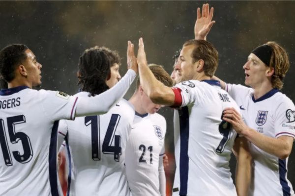 Jugadores de Inglaterra celebrando su clasificación al Mundial 2026. Foto EFE