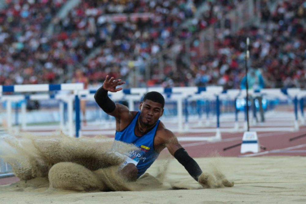 Arnovis Dalmero, atleta cienaguéro múltiple campeón de salto. Foto Mindeporte