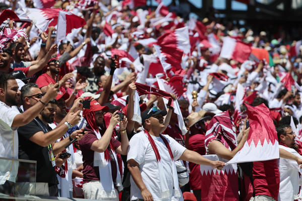  Aficionados de Catar animan su equipo este sábado, durante un partido del Mundial de la FIFA 2026 del grupo B entre Catar y Suiza en el estadio Levi's en Santa Clara (Estados Unidos). EFE/Miguel Gutierrez