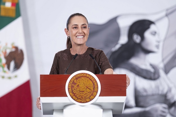 Fotografía cedida por la Presidencia de México de su mandataria Claudia Sheinbaum, hablando durante una rueda de prensa en Palacio Nacional de la Ciudad de México. EFE/Presidencia de México