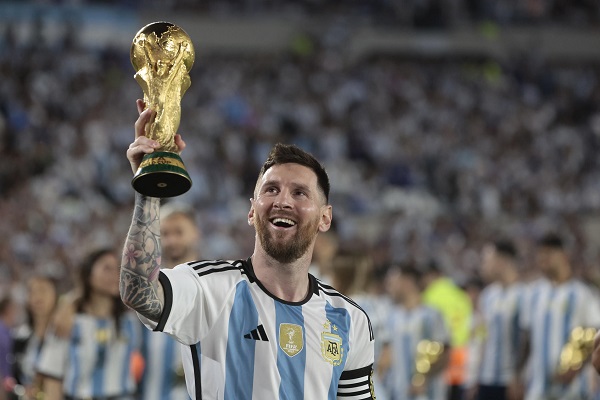 El futbolista argentino Leo Messi, campeón del mundo con su selección en 2022, ha sido galardonado. EFE/Juan Ignacio Roncoroni
