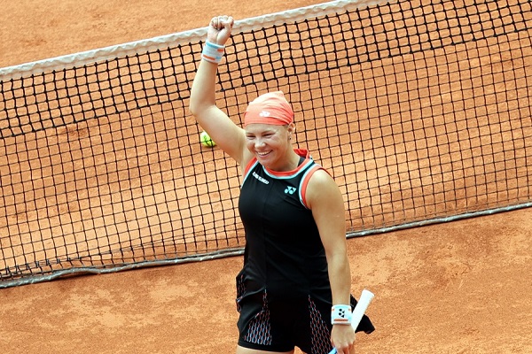Diana Shnaider, de Rusia, celebra su victoria en el partido de cuartos de final femenino contra Aryna Sabalenka, de Bielorrusia, en el Grand Slam Roland Garros. EFE/EPA/Teresa Suárez