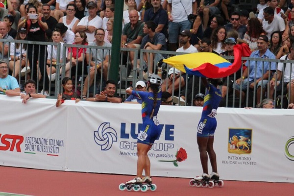 Patinadoras colombianas festejando una victoria en una carrera internacional. Foto Comité Olímpico Colombiano 