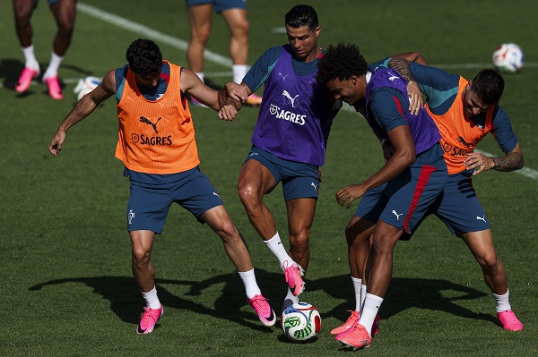 Cristiano Ronaldo, Tomas Araujo, Renato Veiga y Rubén Silva de Portugal, entrenando antes de los partidos de preparación. Foto EFE/EPA/JOSE SENA GOULAO
