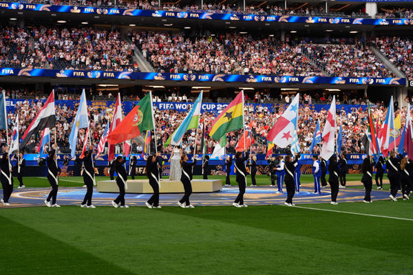 Personas sostienen banderas durante la inauguración del Mundial de la FIFA 2026 este viernes, en el estadio SoFi en Los Ángeles (EE.UU.). EFE/ Omar Alonso