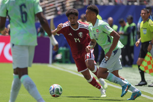Homam El-Amin (i) de Catar disputa el balón con Dan Ndoye de Suiza este sábado, durante un partido del grupo B del Mundial de la FIFA 2026 entre Catar y Suiza en el estadio Levi's en Santa Clara (Estados Unidos). EFE/Miguel Gutierrez