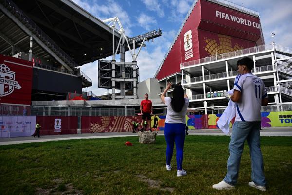 Aficionados al fútbol toman fotografías a su llegada al partido de la fase de grupos de la Copa Mundial de la FIFA 2026 entre Canadá y Bosnia y Herzegovina, en Toronto, Canadá, el 12 de junio de 2026. (Mundial de Fútbol, ​​Bosnia-Herzegovina) EFE/EPA/EDUARDO LIMA
