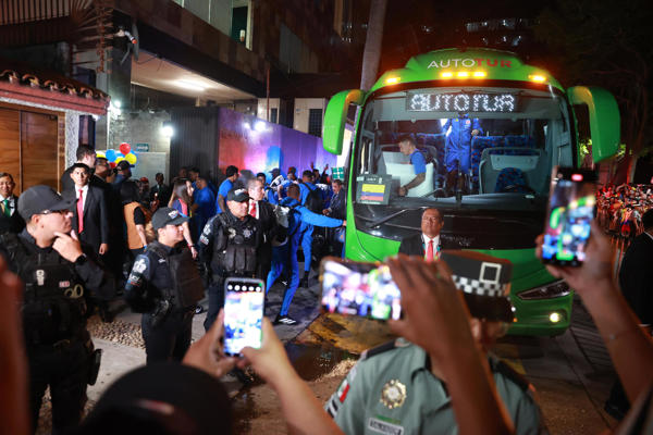  Jugadores de Colombia llegan este miércoles, al hotel de concentración en Guadalajara (México). Con música de cumbia y el apoyo de su afición.  EFE/ Alex Cruz