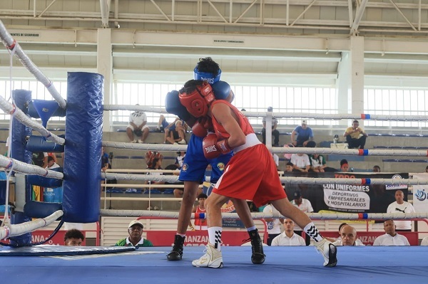 Jóvenes representantes de Magdalena y Córdoba, disputando un encuentro boxístico. Foto derechos reservados EL INFORMADOR 