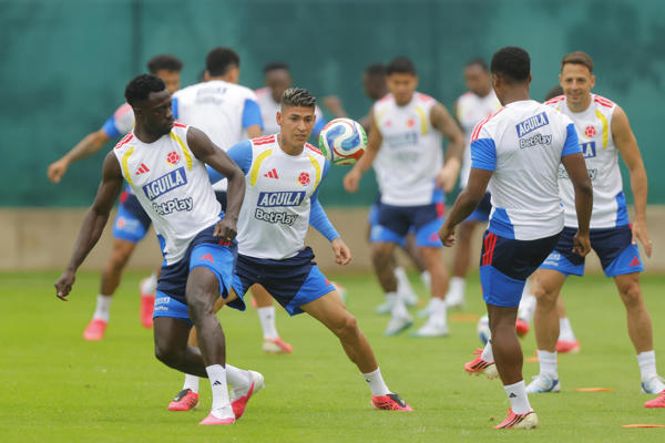 Jugadores de Colombia entrenan este jueves, en Guadalajara (México). EFE/ Francisco Guasco