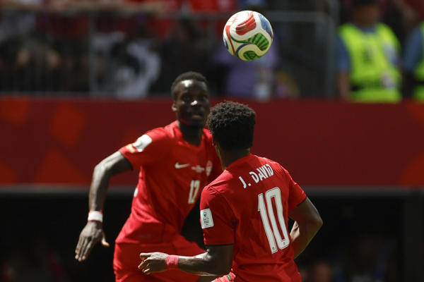 Jonathan David de Canadá cabecea el balón este viernes, en un partido del grupo B del Mundial de la FIFA 2026 entre Canadá y Bosnia y Herzegovina en el estadio BMO Field en Toronto (Canadá). EFE/ Bienvenido Velasco