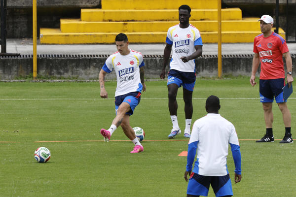 El jugador James Rodriguez (i) participa en un entrenamiento de la selección Colombia este viernes, en el estadio Metropolitano de Techo, en Bogotá (Colombia). EFE/ Carlos Ortega