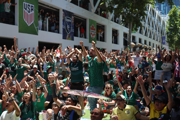  Aficionados de México celebran durante el partido entre México y Sudáfrica este jueves, en el FanFest en San José Square, California (EE.UU.). EFE/ Miguel Gutiérrez