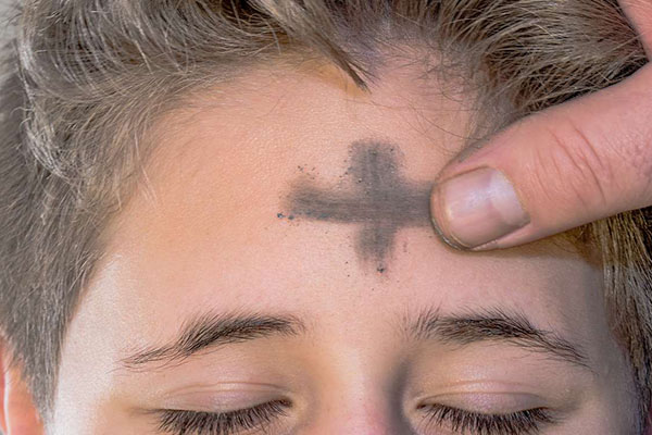 La imposición de cenizas, símbolo de humildad y recordatorio de la transitoriedad de la vida, invita a los cristianos a emprender un viaje interior hacia la conversión y a prepararse para vivir plenamente el Misterio Pascual.