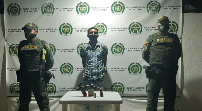 Maurus Xavier Contreras Padilla, fue capturado con una escopeta recortada hechiza sin documentos.