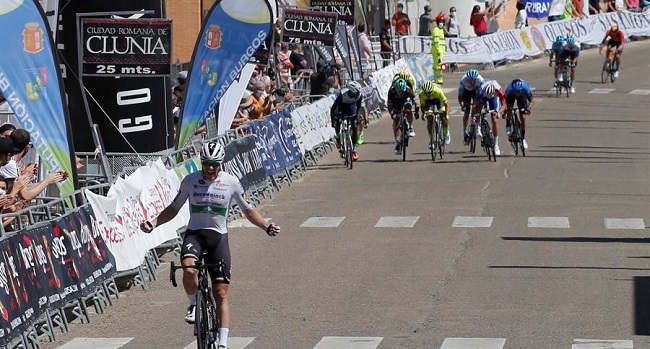  Atraviesa la línea de meta el irlandés Sam Bennet, del Deceuninck-Quick Step, ganador de esta cuarta etapa de la Vuelta a Burgos, con un tiempo de 3:15:19. 