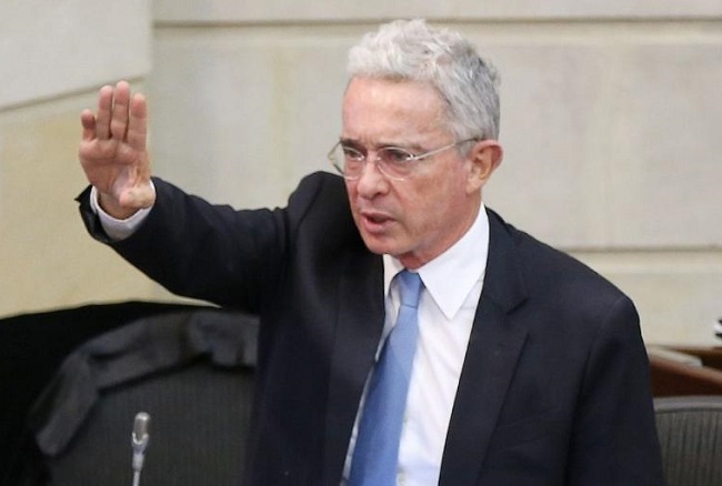 El expresidente Álvaro Uribe a través de una carta dio a conocer su renuncia como senador de la República en la que además detalló los motivos de su decisión.