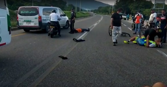 Carlos Andrés Tangarife Porras y Joel Arturo Rodríguez Domínguez quedaron tendidos por más de media hora sobre la carretera Troncal del Caribe, en cercanías al barrio Don Jaca de Santa Marta.