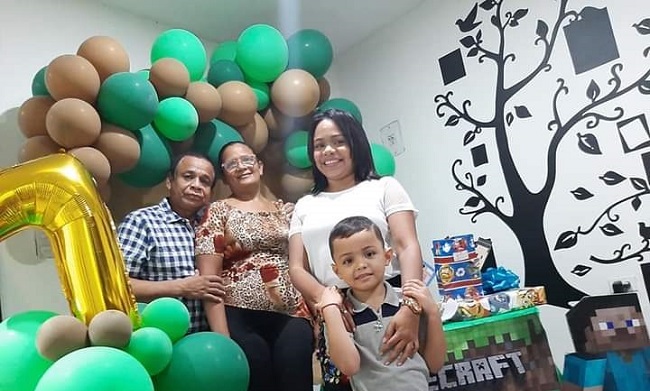 El niño Mathias Ferreira Mendoza junto a sus familiares Uriel Mendoza, Rosa Suárez y Rosa Mendoza.