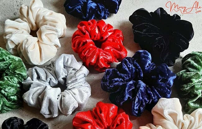Scrunchies en terciopelo.
