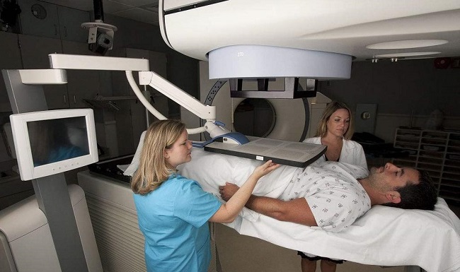 Existen "argumentos sólidos" que proponen ahora que la "observación debe ser la práctica habitual" después de la cirugía y que la radioterapia "debe usarse solo cuando vuelve el cáncer".
