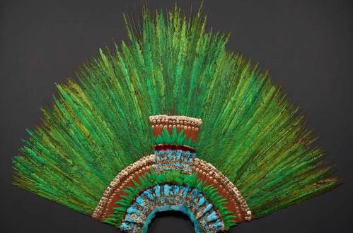 El Penacho de Moctezuma es un tocado compuesto por plumas verdes de quetzal, rojas del pájaro espátula y otras de color café, turquesas y azules claras de aves no identificadas, con una dimensión de 178 por 130 centímetros.