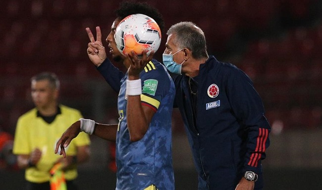 El entrenador de Colombia, Carlos Queiroz, hizo variaciones acertadas en el juego ante Chile que le permitieron lograr un valioso empate a dos goles.