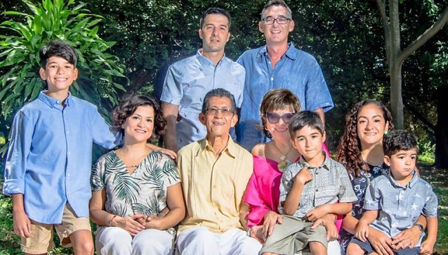 En la gráfica, en una reunión, Heliodoro Pastor Figueredo, con sus familiares mas cercanos. Hoy se celebra, el primer mes de su fallecimiento.