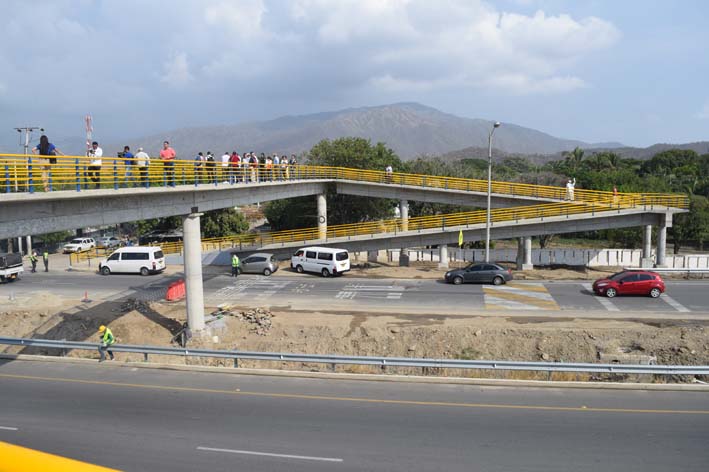 Al día de hoy no existe una norma que rija la ubicación ni el diseño de los puentes peatonales en el país. 