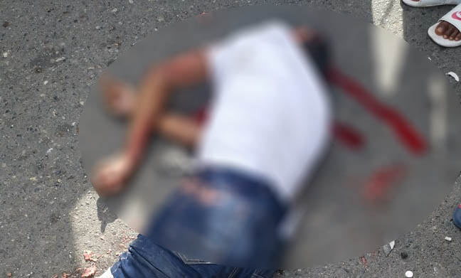 El cuerpo sin vida del motociclista Edwar Ricardo Hernández Rivas, quedó en plena carretera Troncal del Caribe.