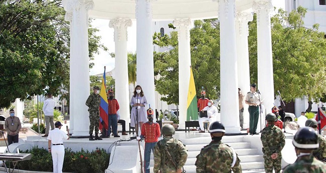 En el evento, la Vicepresidenta Marta Lucía Ramírez estuvo acompaña de miembros de las Fuerzas Armadas, quienes rindieron homenaje a los héroes caídos en la Batalla de Ciénaga. 