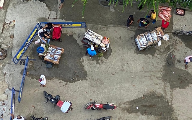 Una especie de ‘mercado’ de venta de pescado funciona todas las mañanas en esta entrada de la playa Los Cocos sin que las autoridades ejerzan un control. 