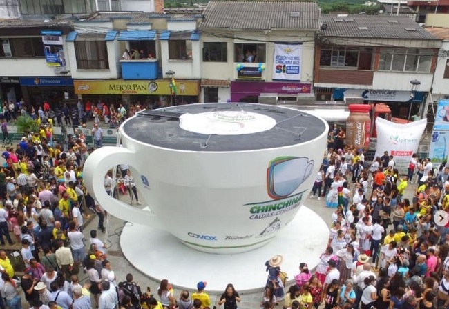 Durante el acto de develación realizado en 2019 un total de 1559 participantes degustaron una muestra del café albergado en la gran taza. 