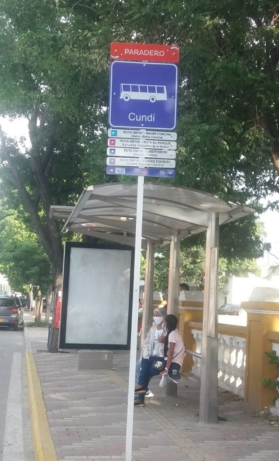 Paradero tipo veleta: incluye señalética de ruta de buses, nombre de la zona donde está ubicado y demarcación horizontal (en el piso). 