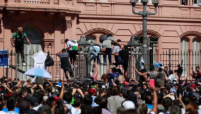 Seguidores de Diego Armando Maradona tratan de ingresar a la capilla funeraria donde se encontraban los restos del exfutbolista, en la Casa Rosada en Buenos Aires