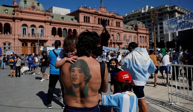 Los miles de argentinos presentes en la Plaza de Mayo, varios de ellos con tatuajes, gorros o camisetas de Maradona, compartieron entre sí sus vivencias 