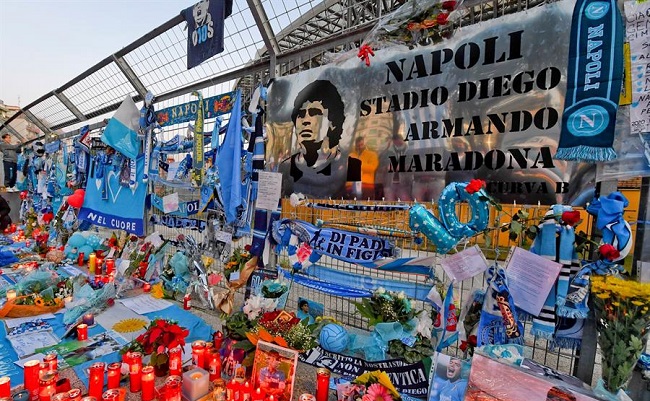 Los fanáticos de Napoli rinden homenaje a la leyenda del fútbol argentino Diego Armando Maradona fuera del estadio de San Paolo antes del partido de fútbol del grupo F de la UEFA Europa League entre SSC Napoli y HNK Rijeka en Nápoles, Italia