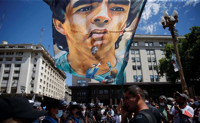 Miles de los fanáticos de la leyenda del fútbol mudial Diego Armando Maradona se reunió frente a la capilla funeraria instalada en la Casa Rosada, en Buenos Aires, para darle el último adiós.