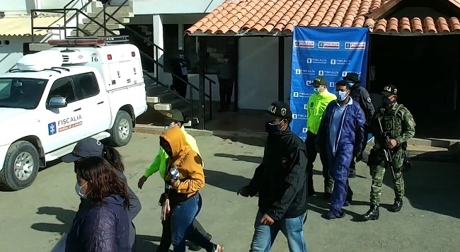 Los tres capturados en Santa Marta fueron llevados en medio de estrictas medidas de seguridad hasta la Unidad de Reacción Inmediata de la Fiscalía.