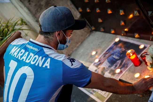 Fans de Diego Armando Maradona colocan flores, fotos y velas para rendir homenaje a la leyenda del fútbol argentino frente a la embajada argentina en Roma