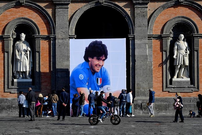 La imagen de Diego Armano Maradona se adjunta a la fachada del Palacio Real en la Piazza del Plebiscito en Nápoles, Italia.