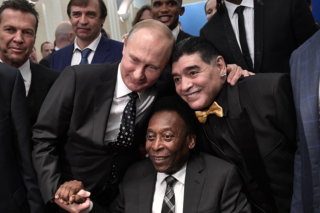 Imagen del 1 diciembre de 2017 fechada en Moscú, del presidente ruso Vladimir Putin, izquierda, junto a Diego Armando Maradona, derecha y Pelé. 